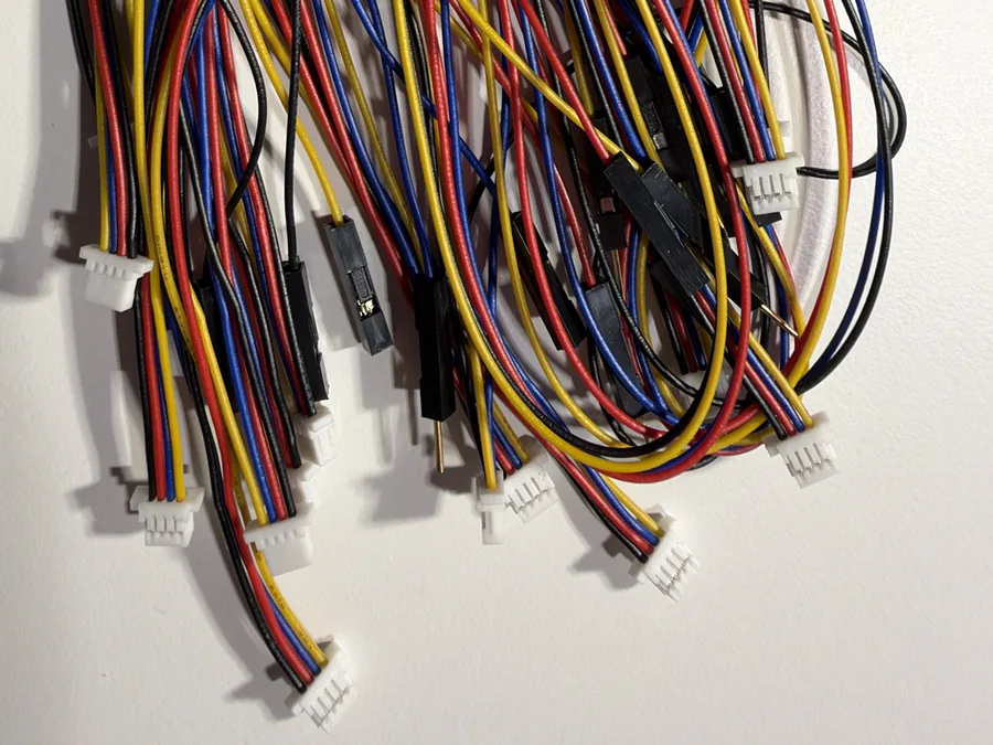 Four-wire cables with small white plugs