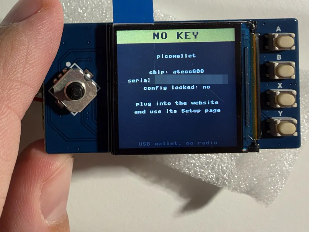 The wallet's screen showing NO KEY, chip atecc608, config locked no, plug into the website